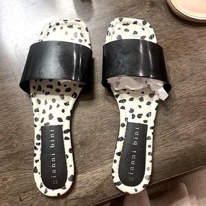 Women’s Gianni Bini Black and White Slip on Slides. Size 9M Great Condition.